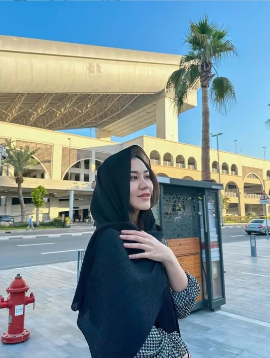 Selaras dengan rencana umroh, Aaliyah Massaid makin ramai diisukan bakal segera menikah dengan Thariq Halilintar. Bahkan beberapa kali Aaliyah dan Thariq menjalani sesi pemotretan yang diduga prewedding. (Liputan6.com/IG/@aaliyahmassaid)