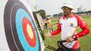Pepanah Indonesia, Riau Ega, saat pemusatan latihan jelang Asian Games XVIII di Lapangan Panahan Senayan, Jakarta, Rabu (6/6/2018). Cabang panahan menargetkan satu medali emas pada Asian Games. (Bola.com/Vitalis Yogi Trisna)