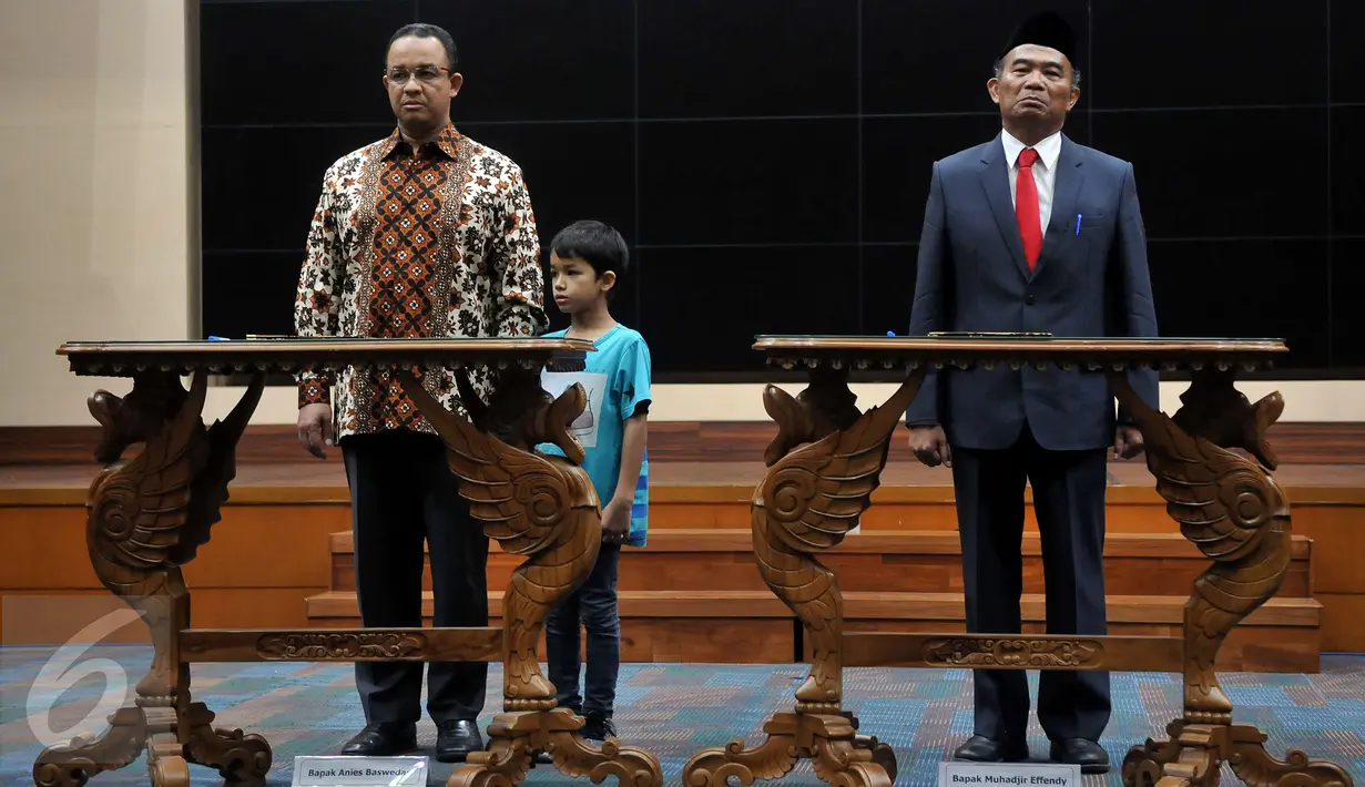 Mendikbud yang baru Muhadjir Effendy (kanan) bersama mantan Mendikbud Anies Baswedan saat serah terima jabatan di Jakarta, (27/7). Muhadjir Effendy resmi menggantiikan Anies Baswedan sebagai Menteri Pendidikan dan Kebudayaan. (Liputan6.com/JohanTallo)