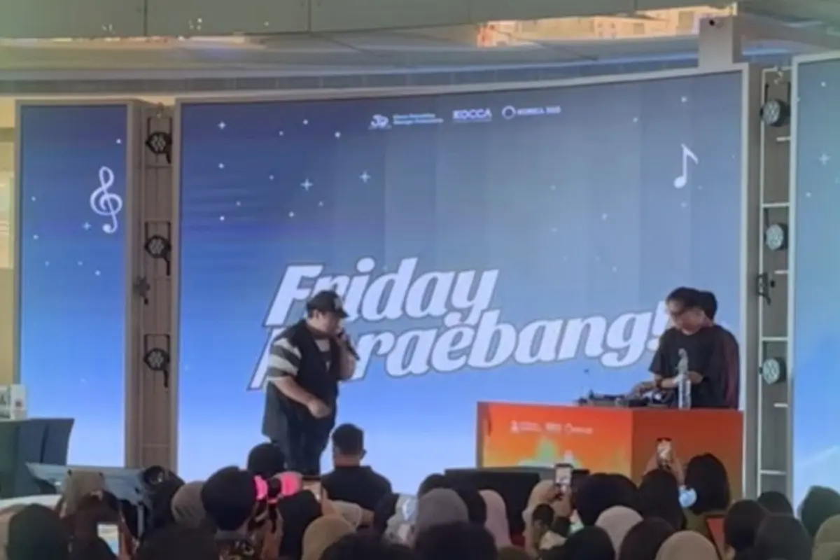 Untukmu yang senang Korea, kamu bisa karaoke party sambil belanja album atau merchandise K-Pop di Mall Jakarta