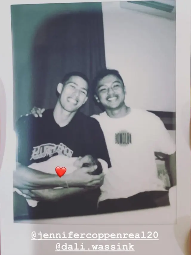 Dali Wassink Kekasih Jennifer Coppen Gendong Anak