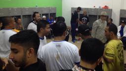 Suasana ruang ganti Persib saat merayakan gelar juara Piala Presiden 2015 di Stadion Utama Gelora Bung Karno, Jakarta, Minggu (18/10/2015). (Bola.com/Tengku Sufiyanto)