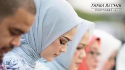 Cut Meyriska juga terlihat khusyuk saat sesi doa di acara lamaran. (Liputan6.com/IG/@dierabachir)
