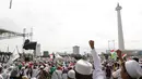 Massa Demo 2 Desember memadati lapangan Monas, Jakarta, Jumat (2/12). Ratusan ribu massa Islam dari berbagai‎ daerah akan melakukan doa dan zikir bersama di Monas. (Liputan6.com/Faizal Fanani)
