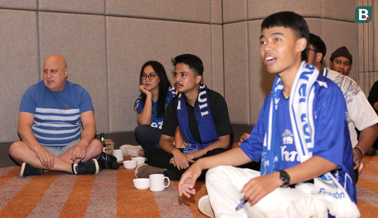 Indo Evertonian Jakarta mesti menerima kenyataan bahwa Manchester City Supporters Club Indonesia Jakarta yang lebih bersorak dalam Roaring Night. (Bola.com/Abdul Aziz)
