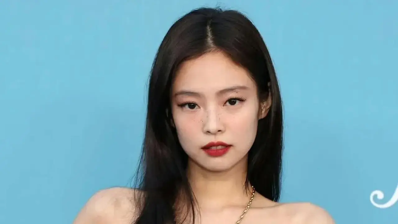 Lady in Red, Gaya Jennie BLACKPINK di Billboard Women in Music Awards 2025