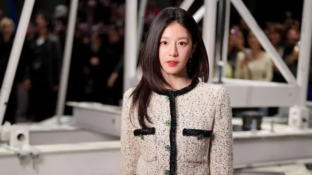Adu Gaya Jennie BLACKPINK vs Go Younjung di Chanel Paris Fashion Week, Modern Bertemu Klasik