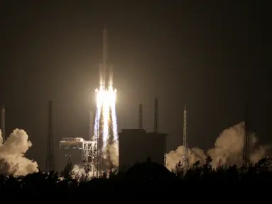 Roket Long March 5 meluncur dari Pusat Peluncuran Satelit Wenchang di Provinsi Hainan, Tiongkok, Kamis (3/11). Long March 5 merupakan roket terbesar dan terkuat milik Tiongkok yang mampu membawa beban berat.(REUTERS/Daily Mail)