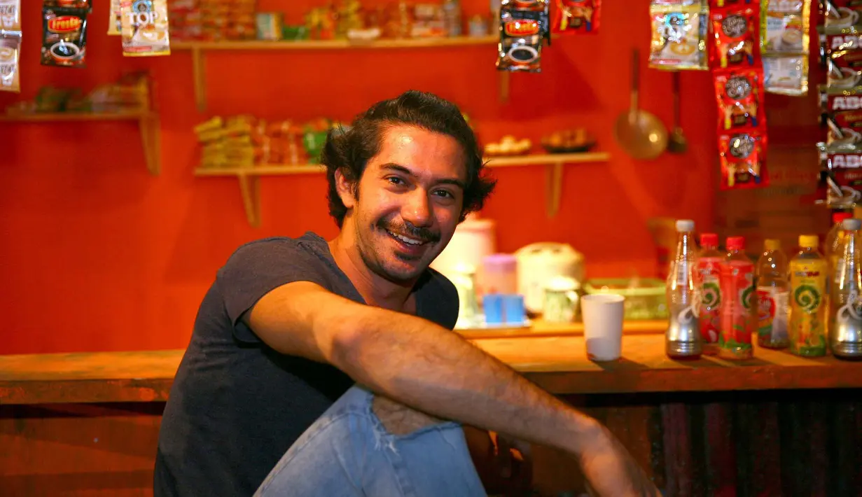 Aktor tampan Reza Rahadian pun ternyata tak langsung sukses seperti sekarang ini. Di sekitar tahun 2002 dan 2003, Reza pernah menjadi pemeran figuran dalam sebuah sinetron. Siapa sangka jika sekarang ia semakin bersinar. (Nurwahyunan/Bintang.com)