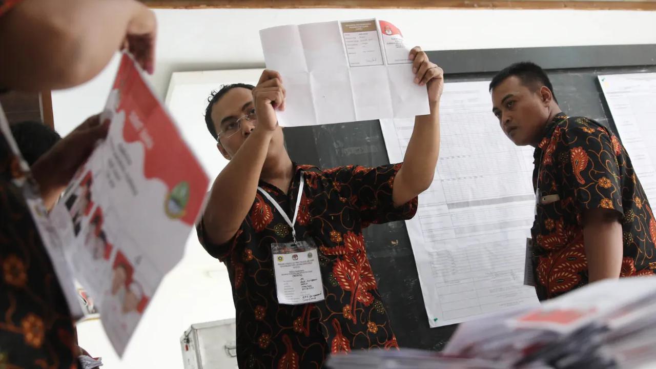 Hasyim tak menjelaskan secara rinci alasan KPU berubah sikap. Sebelumnya, KPU enggan merevisi PKPU Nomor 19 Tahun 2023.<br>