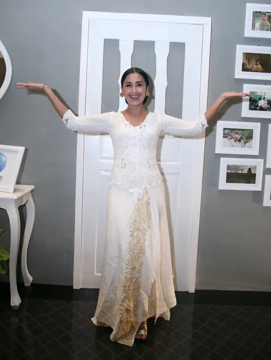 Usai meraih penghargaan di kawasan Kuningan Jakarta Selatan pada Senin, (27/11/2017), Ayu Laksi mempersembahkan penghargaannya untuk para pengungsi erupsi Gunung Agung Bali. (Nurwahyunan/Bintang.com)