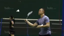 Pelatih Bulutangkis Indonesia, Rexy Mainaky tengah berlatih dengan anak asuhnya di Cipayung, Jakarta Timur, Senin (14/8/2017). Tim Bulutangkis akan menghadapi dua event besar yaitu SEA Games 2017 dan BWF World Championship. (Bola.com/Nicklas Hanoatubun)