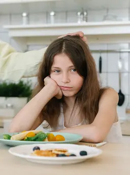 Orangtua bisa melakukan beberapa cara untuk memperkenalkan pada anak agar tertarik mengonsumsi sayur-sayuran. (Foto/dok: Pexels/Mikhail Nilov)