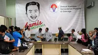 Mantan Wakapolri, Oegroseno (kedua kiri) bersalaman dengan Alfitra Salam usai jumpa pers berakhirnya masa tugas tim sembilan di Jakarta, Rabu (6/5/2015). Tugas tim sembilan berakhir pada 30 April lalu. (Liputan6.com/Helmi Fithriansyah)