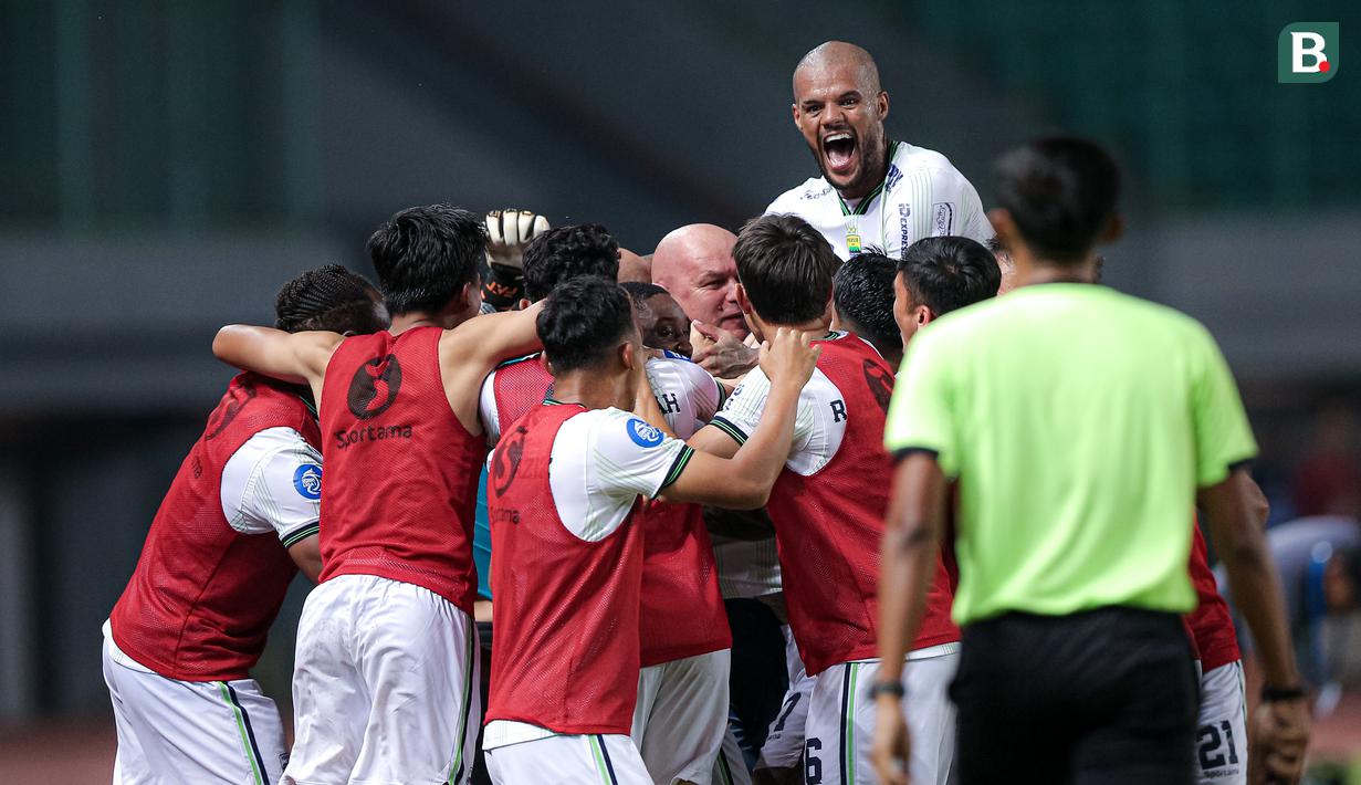 Pemain Persib Bandung melakukan selebrasi setelah Ciro Henrique mencetak gol kemenangan tim pada laga lanjutan BRI Liga 1 2023/2024 antara Bhayangkara FC melawan Persib Bandung di Stadion Patriot Candrabhaga, Bekasi, Sabtu (23/09/2023). (Bola.com/Bagaskara Lazuardi)