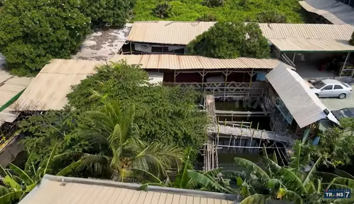 Meski jarang terlihat lagi di layar kaca, Pak Tarno memiliki beberapa usaha. Potret berikut merupakan tempat pemancingannya. [Youtube/TRANS7 OFFICIAL]