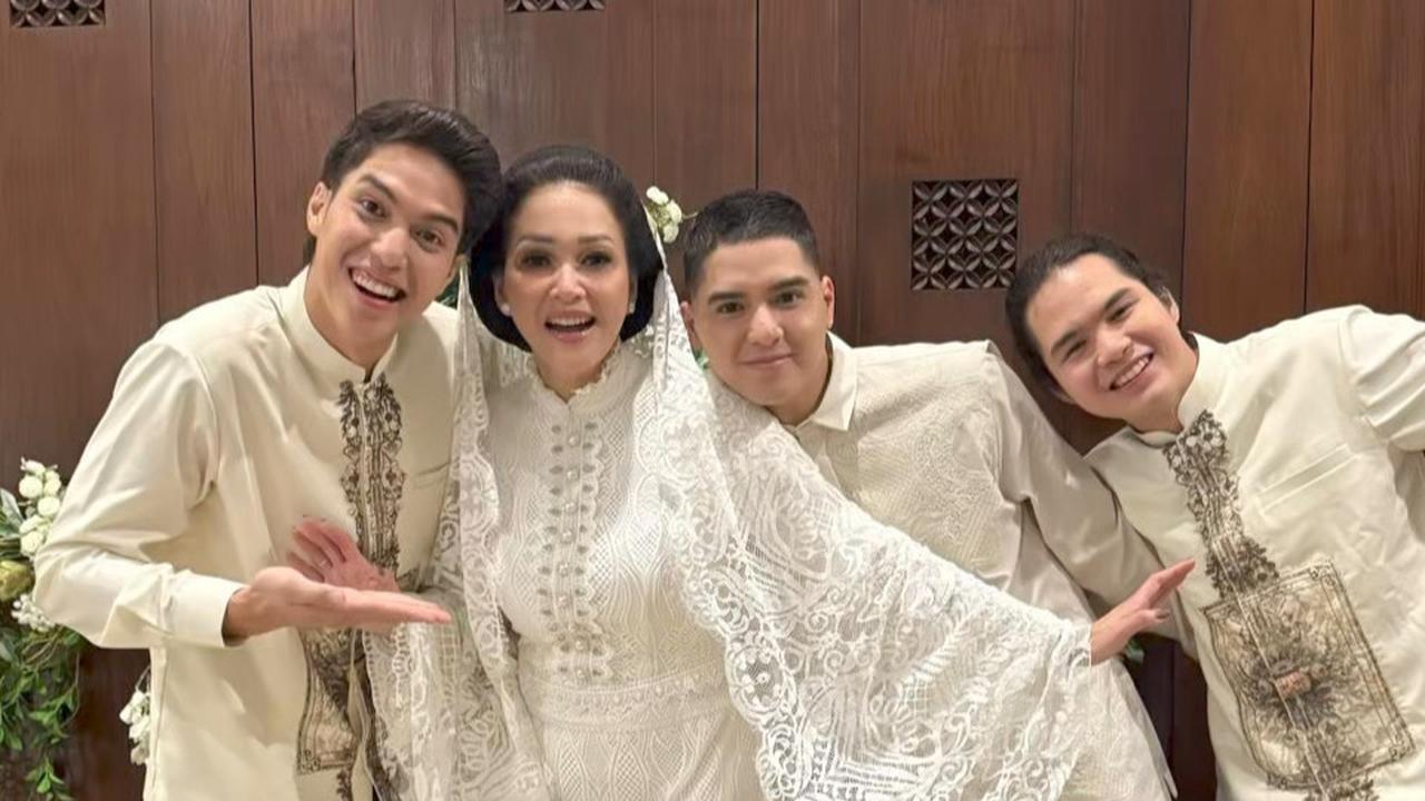 5 Potret Cantik Maia Estianty di Siraman Al Ghazali, Tampil Anggun Dalam Balutan Busana Putih & Motif Bunga