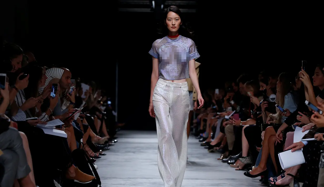 Model berjalan di catwalk memperagakan busana koleksi Spring/Summer 2017 karya desainer Amerika Adam Andrascik untuk rumah mode Guy Laroche selama Fashion Week di Paris (28/9). (REUTERS/Gonzalo Fuentes)