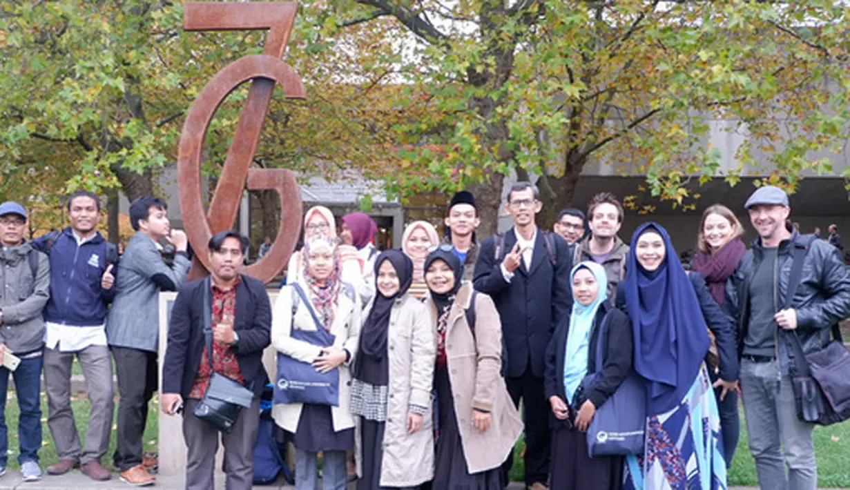 Pemeran sinetron Anak Anak Manusia itu beruntung lantaran keinginannya didukung sang suami. Berbagi tugas dengan suami untuk mengurus kedua hatinya buah. (Instagram/okisetianadewi)