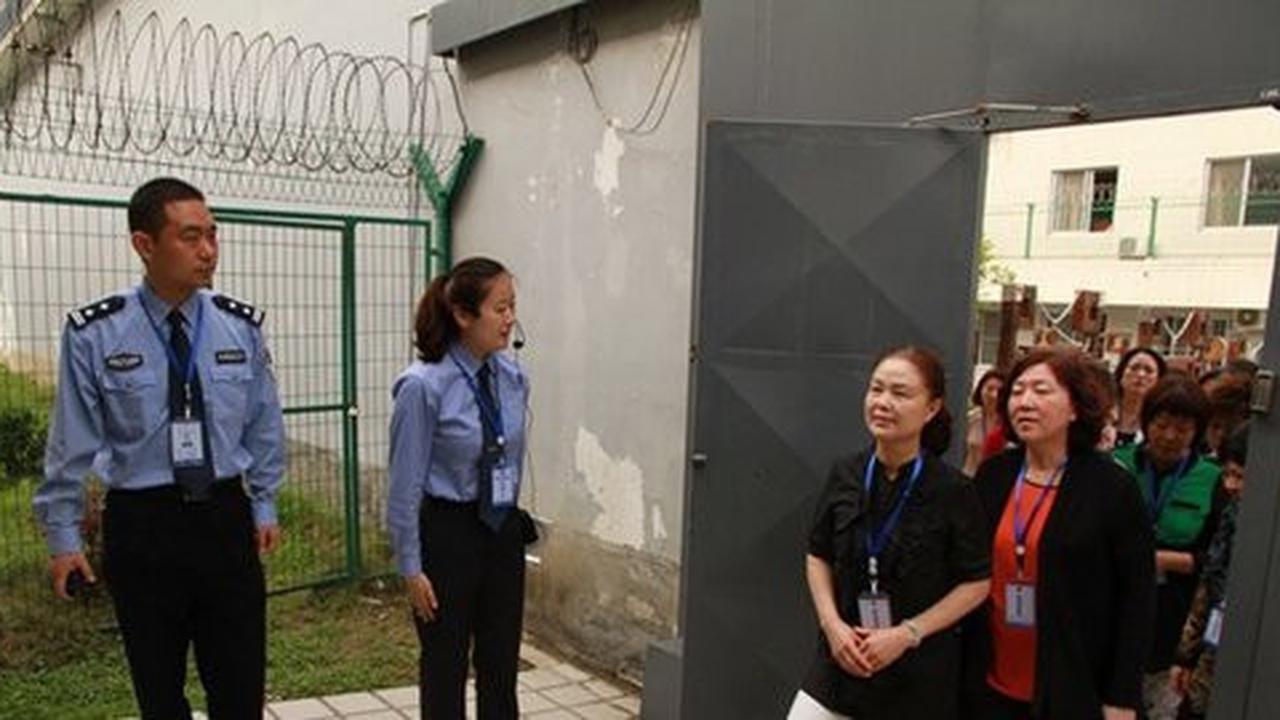 Pejabat China disuruh lihat koruptor di penjara