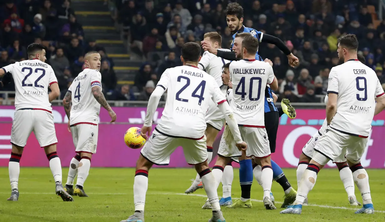 Pemain Inter Milan Andrea Ranocchia (teratas) mencetak gol ke gawang Cagliari pada pertandingan Coppa Italia di Stadion San Siro, Milan, Italia, Selasa (14/1/2020). Inter Milan menang 4-1 dengan dua gol disumbang Romelu Lukaku. (AP Photo/Antonio Calanni)