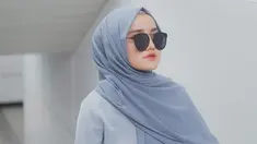 Mulai dari gamis, rok sampai celana, Wirda Mansur pandai padu padankan OOTD-nya yang bisa jadi inspirasi untuk para pengikutnya. Selain soal pakaian, gaya hijab Wirda dari pashmina sampai jilbab segi empat sangat cocok dikenakan oleh Wirda. Makin dewasa, penampilannya makin modis, Wirda tak pernah ketinggalan untuk pakai kacamata ketika liburan atau hanya sekadar pemotretan. (Liputan6.com/IG/@wirda_mansur)
