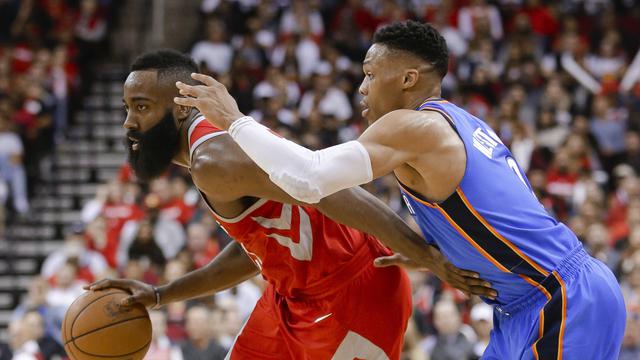 James Harden (Merah) berduel dengan Russell Westbrook