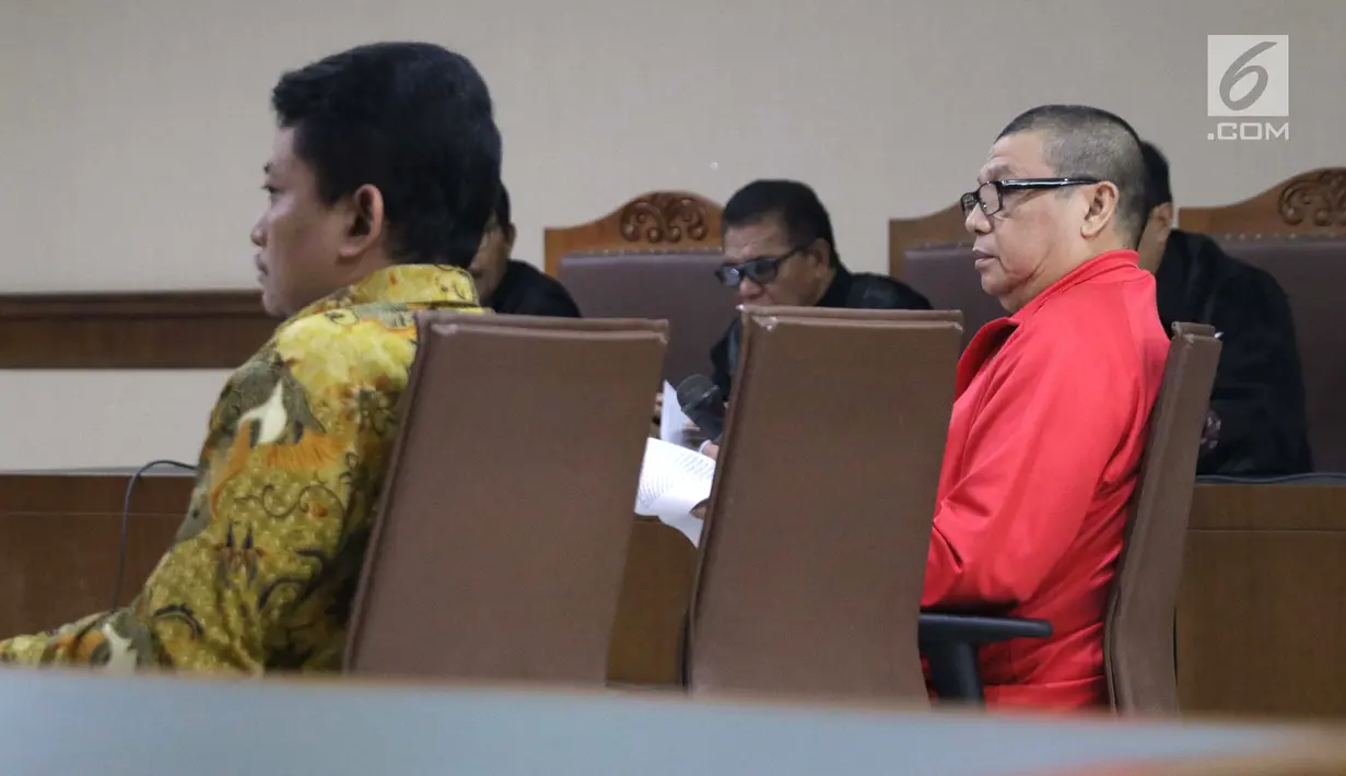 Terdakwa kasus suap dana hibah Kemenpora pada KONI yang juga Pejabat Pembuat Komitmen  (PPK) Adhi Purnomo (kiri) saat sidang pembacaan nota pembelaan di Pengadilan Tipikor, Jakarta, Kamis (29/8/2019). Sebelumnya, Adhi Purnomo dituntut 5 tahun dan denda Rp200 juta. (Liputan6.com/Helmi Fithriansyah)