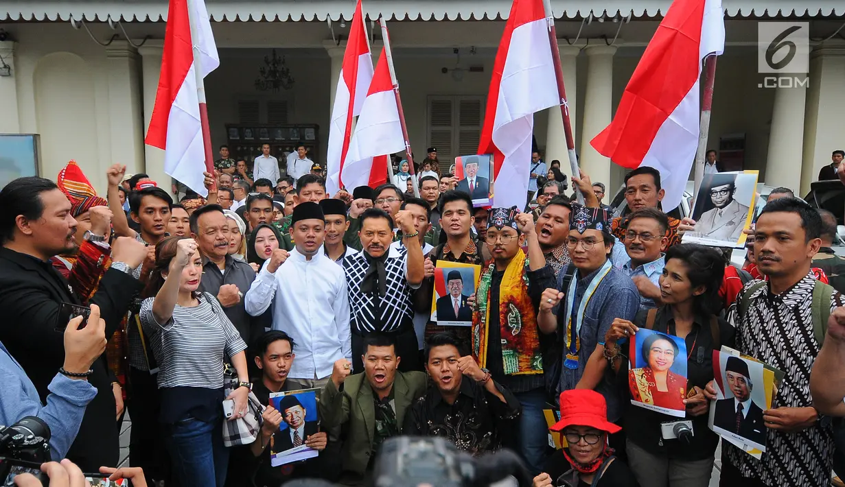 Mantan Kepala BIN AM Hendropriyono (tengah) foto bersama dengan para peserta acara Musyawarah Kaum Muda Indonesia di Gedung Joang 45, Menteng, Jakarta Pusat, Minggu (19/5/2019). Acara bertema Kesadaran Nasional untuk Menjaga Persatuan dan Kesatuan NKRI Pasca Pemilu 2019. (Liputan6.com/Angga Yuniar)