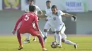 Gelandang Indonesia U-19, Egy Maulana Vikri, berusaha melewati pemain Korea Selatan (Korsel) pada kualifikasi Piala Asia U-19 2018 di Stadion Paju, Sabtu (4/11/2017). Korsel menang 4-0 atas Indonesia. (AFP/Kim Doo-Ho)