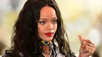 Rihanna Dilempari Bra oleh Penonton