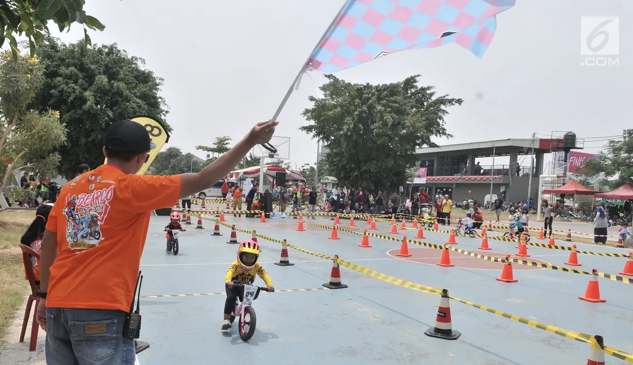 Pembalap balita saat mengikuti kejuaraan sepeda kategori Push Bike dalam BMX Bearco Fest 2019 di Jakarta International BMX Track, Minggu (25/8/2019). Kejuaraan yang pesertanya menggunakan sepeda keseimbangan tersebut diikuti 105 anak dari berbagai daerah. (merdeka.com/Iqbal Nugroho)