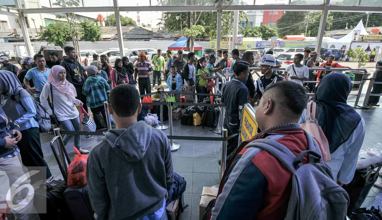 Sejumlah pemudik Lebaran antri di pintu masuk Stasiun Senen, Jakarta, Kamis (30/6). H-7 jelang Hari Raya Lebaran Stasiun Senen mulai dipadati warga yang ingin berlebaran bersama keluarga di kampung halaman. (Liputan6.com/Yoppy Renato)