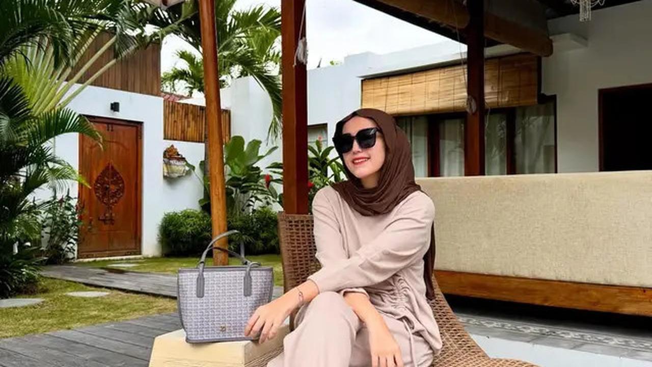 Gaya Adelia Istri Pasha Pakai Hijab Meleyot, Intip Padu Padannya yang Modis dan Elegan