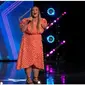 Amy Lou Smith sedang hamil besar, 30 minggu, saat tampil di panggung Britain's Got Talent (BGT). (dok. Youtube Britain's Got Talent)