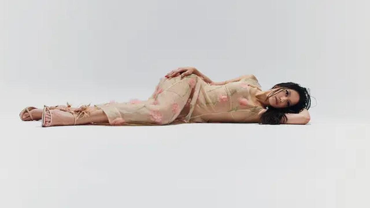Potret Terbaru Pevita Pearce Pakai Heels Setinggi 100 mm, Harganya Setara UMR di Purwakarta