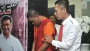 Petugas membawa tersangka saat rilis kasus pornografi anak di Polda Metro Jaya, Senin (29/7/2019). Aparat Kepolisian mengungkap kasus pengancaman dan pornografi anak dengan modus berkenalan di aplikasi game online kemudian berlanjut video call melalui aplikasi chatting. (merdeka.com/Iqbal S Nugroho)