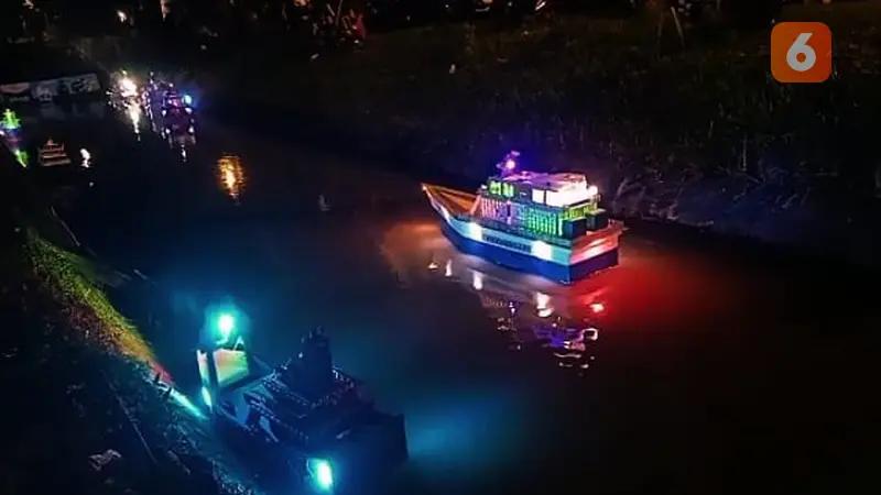 Kanal Kayangan Siliragung diramaikan festival miniatur kapal. (Hermawan Arifinato/Liputan6.com)