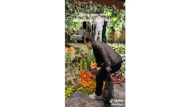 Unik Bak Pesta Rakyat, Acara Pernikahan Ini Sediakan Sayuran Segar untuk Tamu