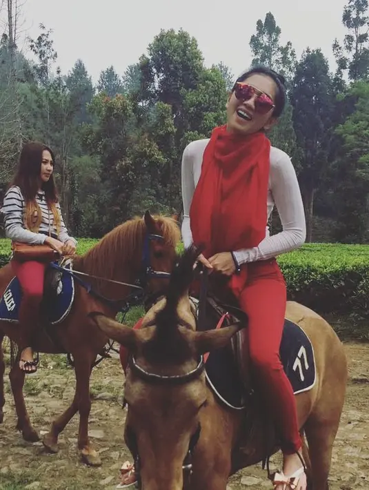 Sebagai orang tua tunggal, ia menjalaninya dengan senang hati. Kini, ia fokus pada kedua buah hatinya, Junio McKenzie Rumangkang dan Lovely Maria Rumangkang. Termasuk soal pendidikan. (Instagram/realangelkaramoy)