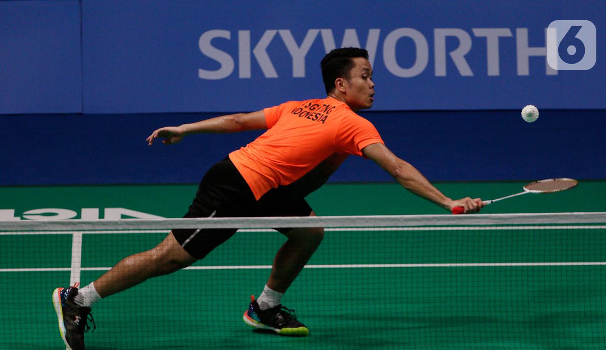 Tunggal putra Indonesia, Anthony Ginting, mengembalikan kok saat melawan Soong Joo Ven pada final beregu SEA Games 2019 di Multinlupa Sport Center, Filipina, Rabu (4/12/2019). Ginting menang 13-21, 21-15, dan 21-18. (Bola.com/M Iqbal Ichsan)