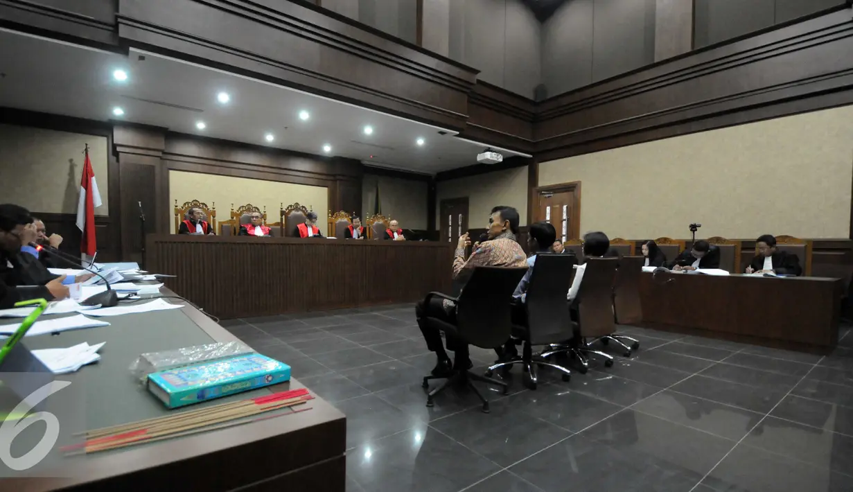 Suasana saat sidang lanjutan Patrice Rio Capella di Pengadilan Tipikor, Jakarta, Senin (23/11). JPU KPK menghadirkan empat saksi diantaranya yaitu Gubernur Sumut non-aktif Gatot Pujo Nugroho, dan Supir Pribadi dari Evy Susanti. (Liputan6.com/Helmi Afandi)