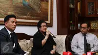 Rachmawati Soekarnoputri (tengah) memberi keterangan terkait status tersangka pada kasus dugaan makar di Jakarta, Rabu (7/12). Didampingi kuasa hukumnya, ia menyatakan memang akan melakukan aksi damai, 2 Desember lalu. (Liputan6.com/Helmi Fithriansyah)