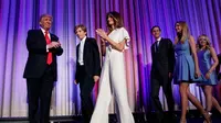 Melania Trump saat kenakan pantsuit putih pada malam pemungutan suara (Associated Press)
