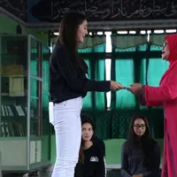 Pemain sinetron Anak Langit lakukan kegiatan sosial.