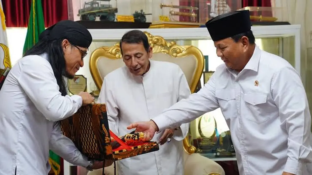 Habib Luthfi (tengah) bersama Prabowo Subianto (kanan) (Istimewa)