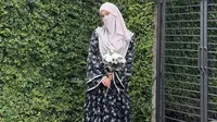 6 Model Gamis Cadar Tinandrose Istri Fiki Naki, Anggun dan Inspirasi Muslimah