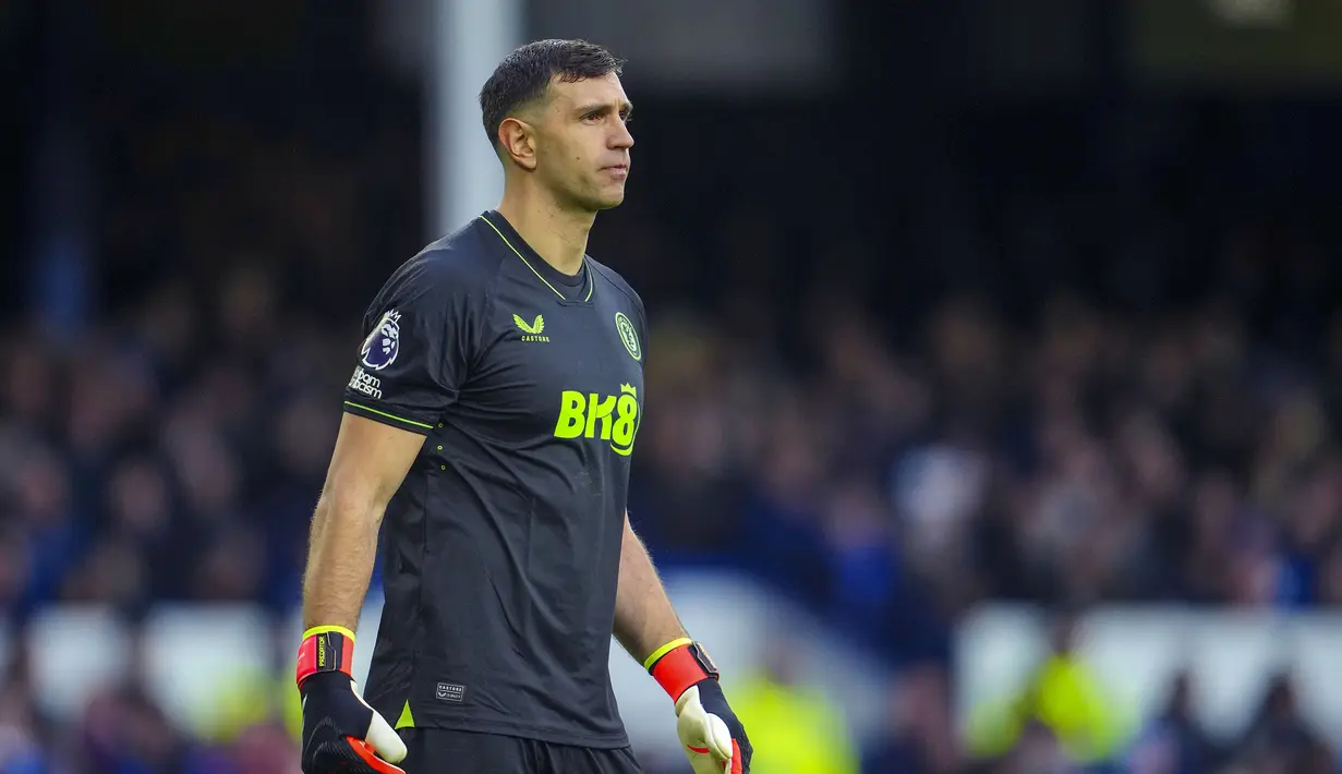 Kiper Aston Villa, Emiliano Martinez saat laga lanjutan Liga Inggris 2023/2024 melawan Everton di Goodison Park, Liverpool, Inggris, Minggu (14/01/2024) malam WIB. (AP Photo/Jon Super)