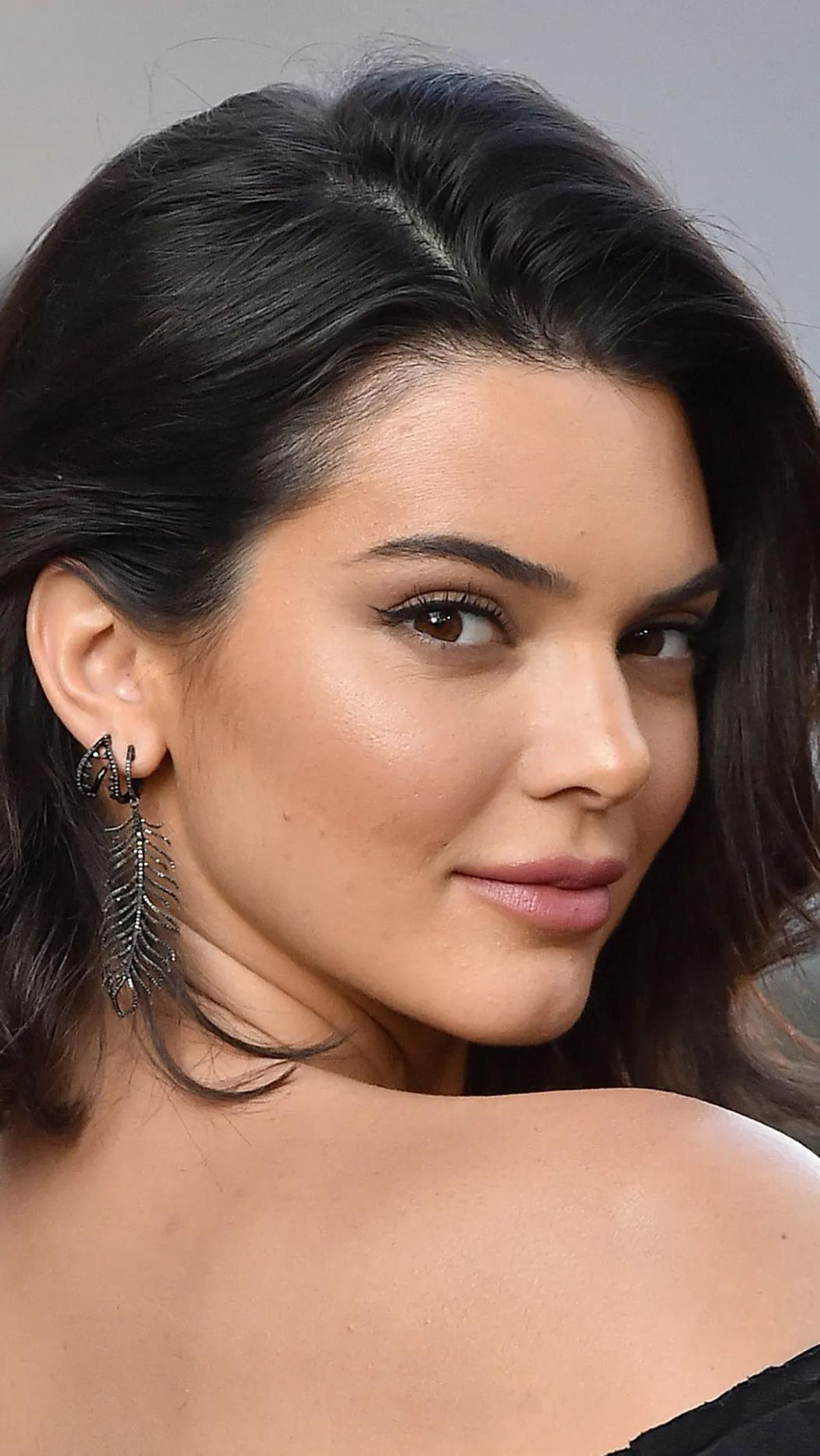 Kendall Jenner juga memiliki peran dalam pertemuan pasangan ini, memfasilitasi pertemuan mereka. Hubungan ini mungkin masih dalam tahap awal, tetapi satu hal yang pasti adalah bahwa mereka menarik banyak perhatian dan minat dari penggemar dan media.