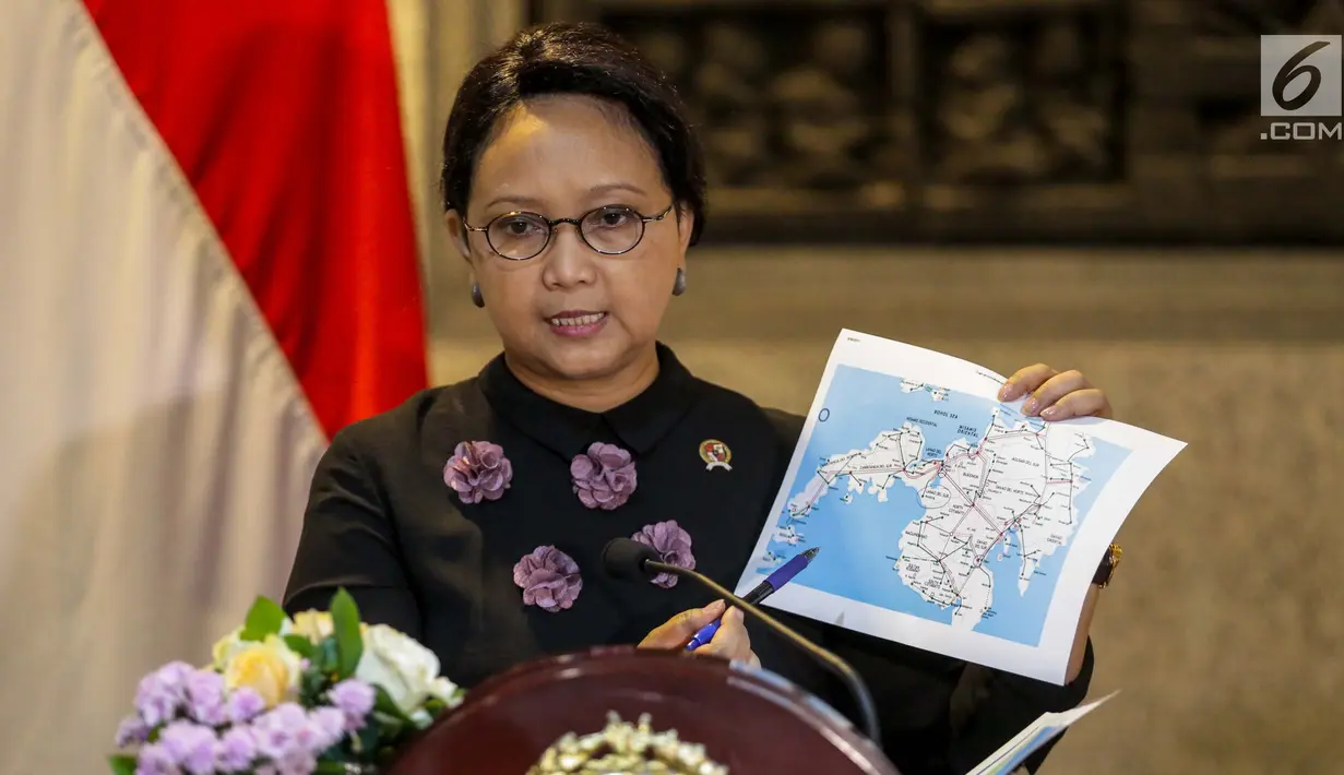 Menlu RI, Retno Marsudi menunjuk peta sambil menjelaskan perkembangan WNI yang terjebak operasi militer Marawi, Filipina di Jakarta, Selasa (30/5). Menlu Retno juga mendapat informasi bahwa keadaan 16 WNI itu baik-baik saja. (Liputan6.com/Faizal Fanani)